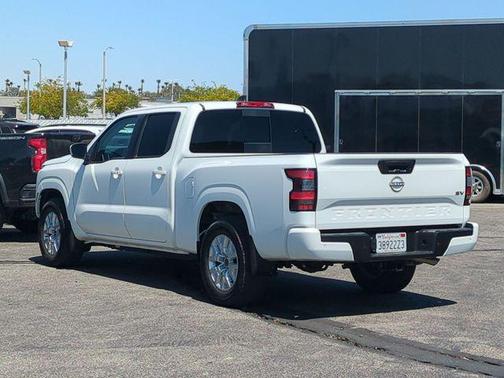 Glacier White 2024 Nissan Frontier SV
