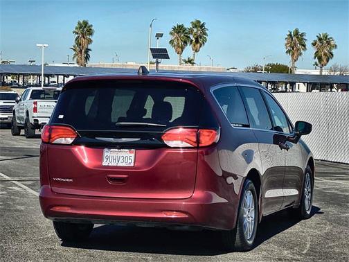 2023 Chrysler Voyager LX
