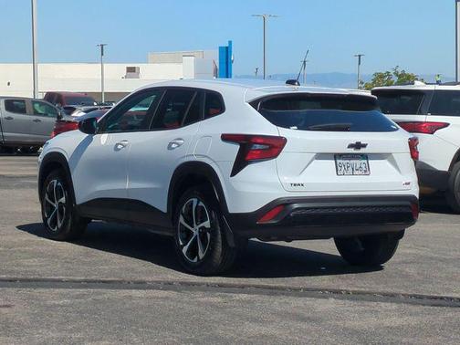 Summit White 2026 Chevrolet Trax FWD 1RS