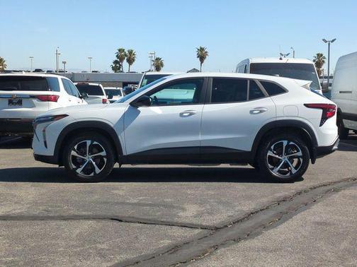 Summit White 2026 Chevrolet Trax FWD 1RS