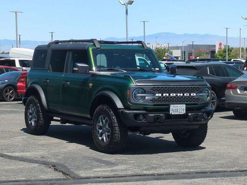 Eruption Green Metallic 2025 Ford Bronco Badlands