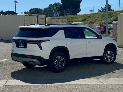 Summit White 2026 Chevrolet Traverse LT