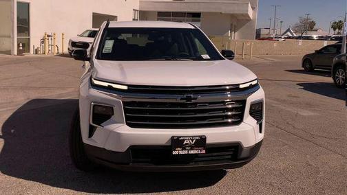 Summit White 2026 Chevrolet Traverse LT