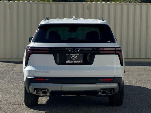 Summit White 2026 Chevrolet Traverse LT