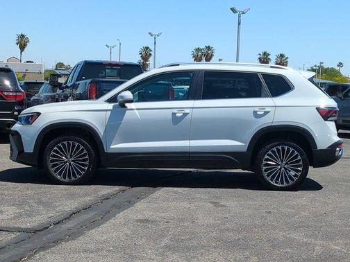 Pure White 2025 Volkswagen Taos 1.5T SE