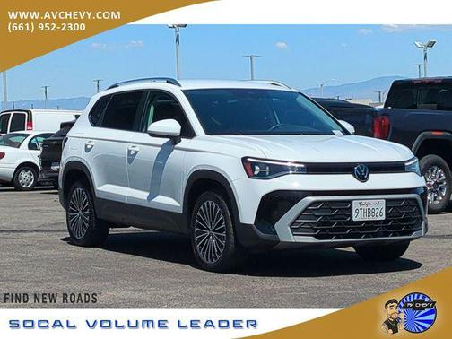 Pure White 2025 Volkswagen Taos 1.5T SE