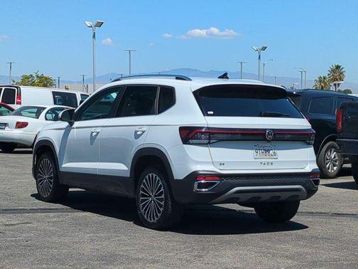 Pure White 2025 Volkswagen Taos 1.5T SE