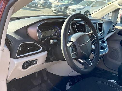 2023 Chrysler Voyager LX