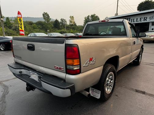 2005 GMC Sierra 1500 Reg Cab 133.0" WB 4WD Work Truck