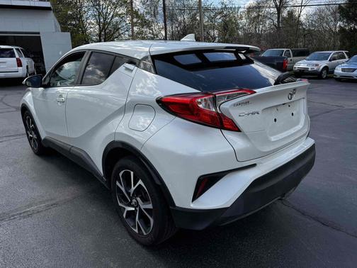 Blizzard Pearl 2018 Toyota C-HR XLE FWD (Natl)