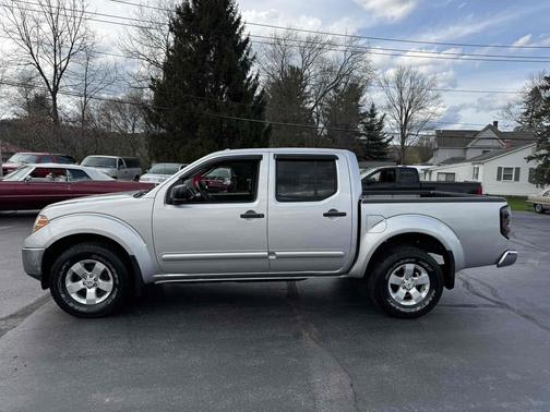 Radiant Silver 2011 Nissan Frontier 4WD Crew Cab SWB Auto SV