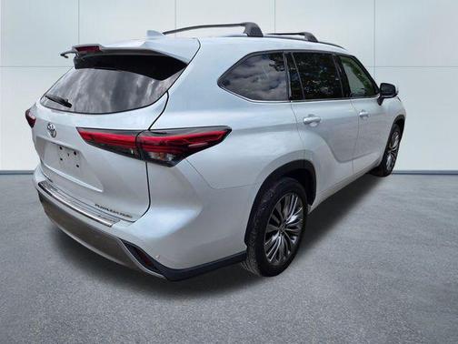 Wind Chill Pearl 2022 Toyota Highlander Platinum