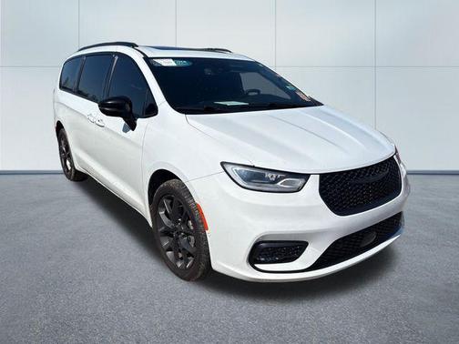 Bright White Clearcoat 2023 Chrysler Pacifica Limited