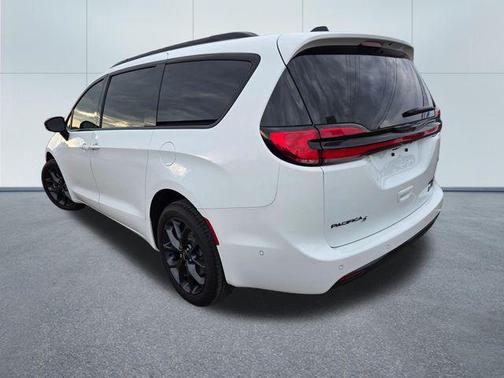 Bright White Clearcoat 2023 Chrysler Pacifica Limited