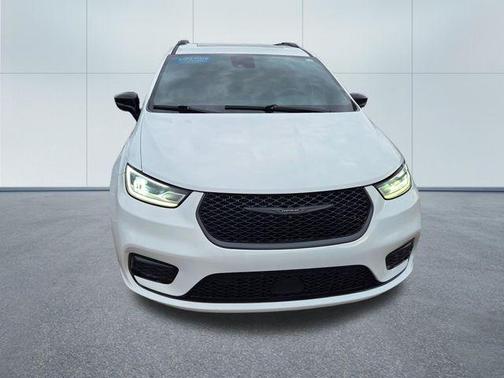 Bright White Clearcoat 2023 Chrysler Pacifica Limited