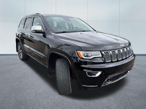 Diamond Black Crystal Pearlcoat 2018 Jeep Grand Cherokee Overland