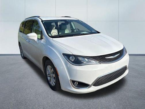 Bright White Clearcoat 2018 Chrysler Pacifica Touring-L Plus