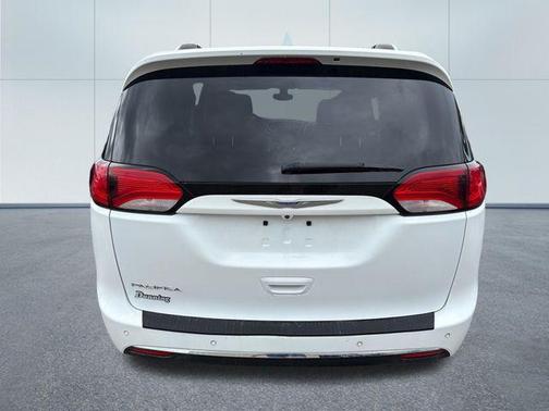 Bright White Clearcoat 2018 Chrysler Pacifica Touring-L Plus