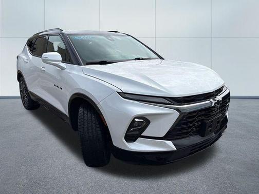 Iridescent Pearl Tricoat 2023 Chevrolet Blazer RS