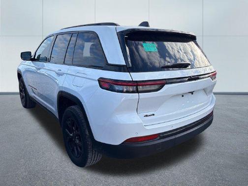 Bright White Clearcoat 2025 Jeep Grand Cherokee Altitude