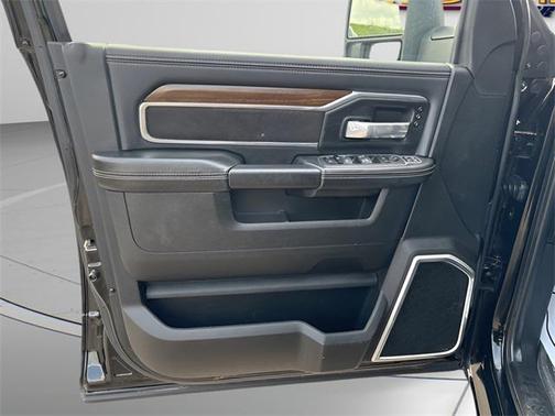 2024 RAM 3500 Laramie Crew Cab 4x4 8' Box