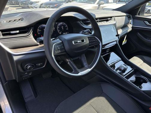 Silver Zynith 2026 Jeep Grand Cherokee L Altitude