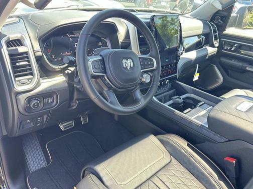 Diamond Black Crystal Pearlcoat 2026 RAM 1500 ST
