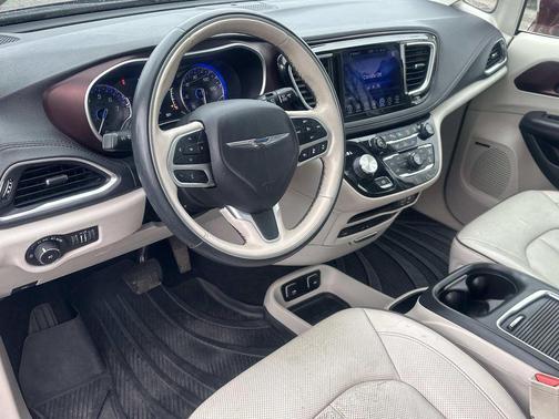 Velvet Red Pearlcoat 2017 Chrysler Pacifica Limited