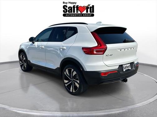 2023 Volvo XC40 B5 Ultimate Dark Theme