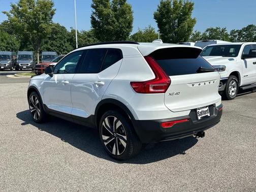 2023 Volvo XC40 B5 Ultimate Dark Theme
