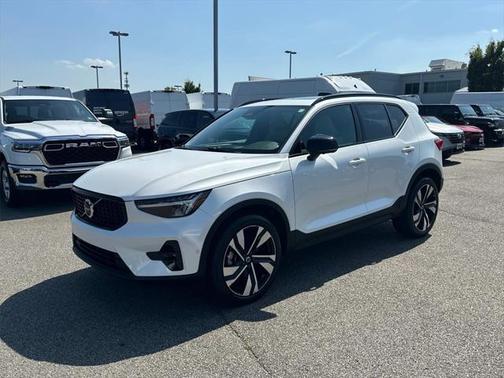 2023 Volvo XC40 B5 Ultimate Dark Theme