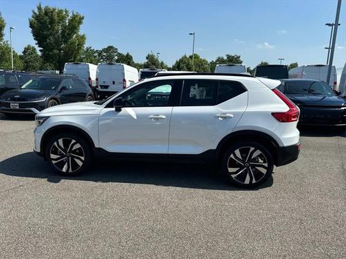 2023 Volvo XC40 B5 Ultimate Dark Theme