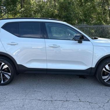 2023 Volvo XC40 B5 Ultimate Dark Theme