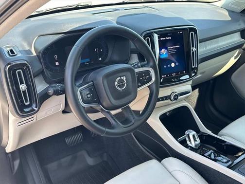 2023 Volvo XC40 B5 Ultimate Dark Theme