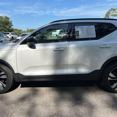 2023 Volvo XC40 B5 Ultimate Dark Theme