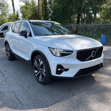 2023 Volvo XC40 B5 Ultimate Dark Theme