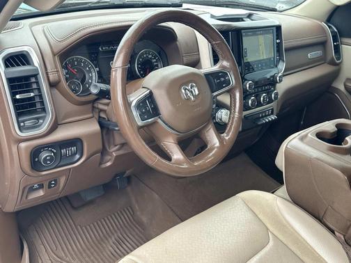 Diamond Black Crystal Pearlcoat 2019 RAM 1500 Laramie