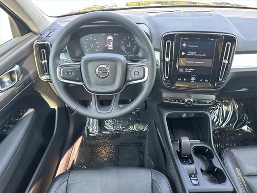 2022 Volvo XC40 T5 Momentum
