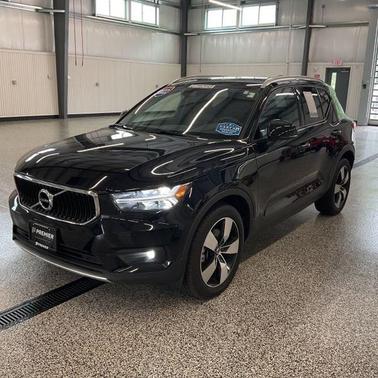 2022 Volvo XC40 T5 Momentum