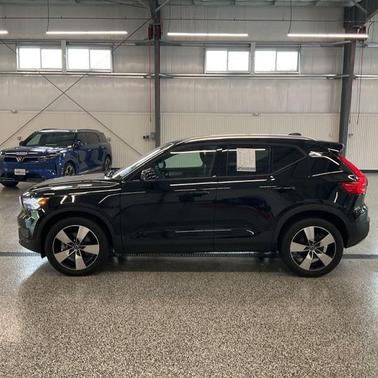 2022 Volvo XC40 T5 Momentum