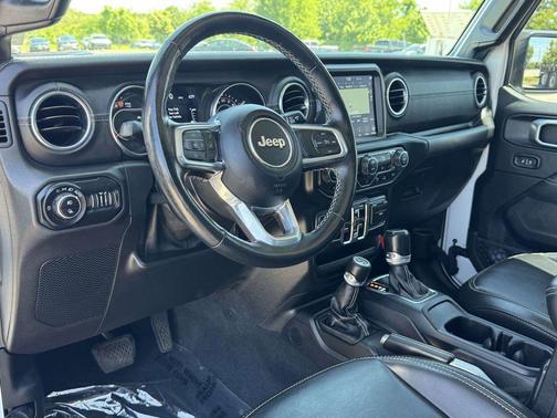 Bright White Clearcoat 2021 Jeep Gladiator Overland
