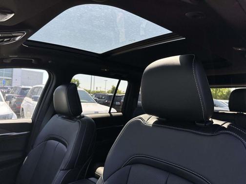 Diamond Black Crystal Pearlcoat 2026 Jeep Grand Cherokee Limited