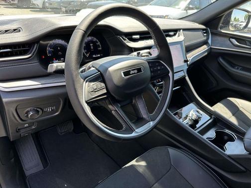 Bright White Clearcoat 2026 Jeep Grand Cherokee Altitude