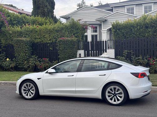 Pearl White Multi-Coat 2022 Tesla Model 3 Standard Range