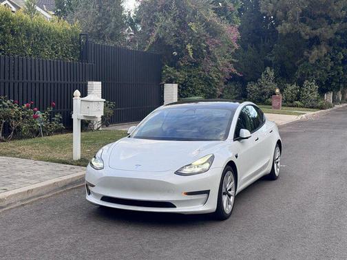 Pearl White Multi-Coat 2022 Tesla Model 3 Standard Range