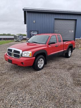 Red 2005 Dodge Dakota SLT Club Cab