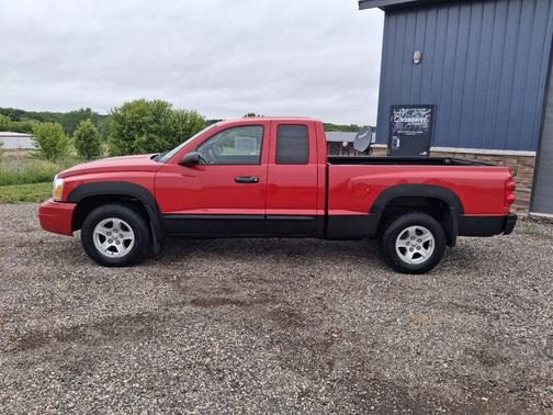 Red 2005 Dodge Dakota SLT Club Cab