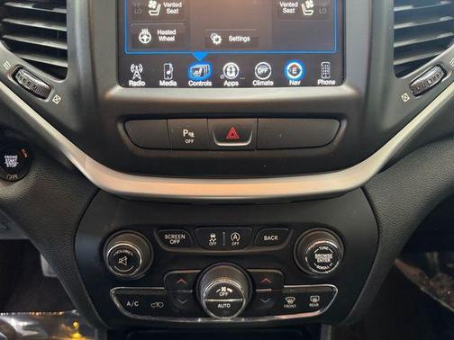 Brilliant Black Crystal Pearlcoat 2016 Jeep Cherokee Overland
