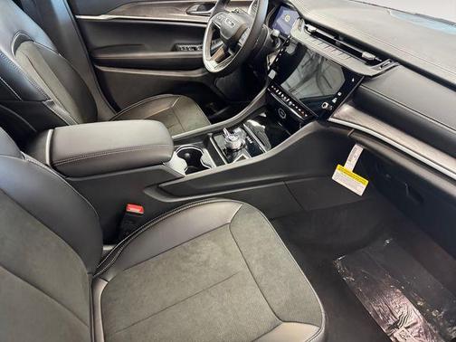 Metallic 2026 Jeep Grand Cherokee Laredo