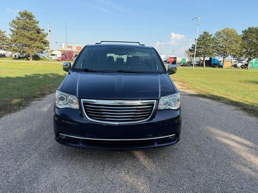 2016 Chrysler Town & Country Limited Platinum